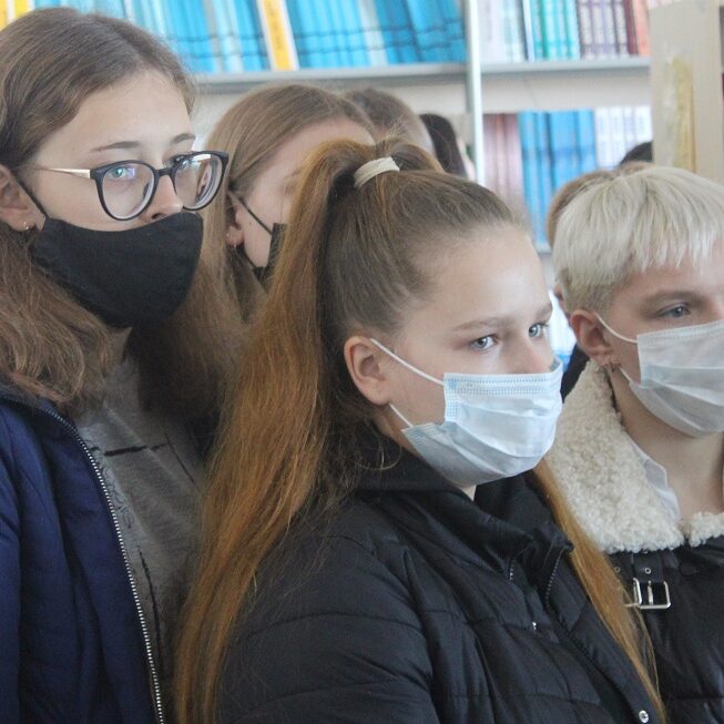 учащиеся в библиотеке