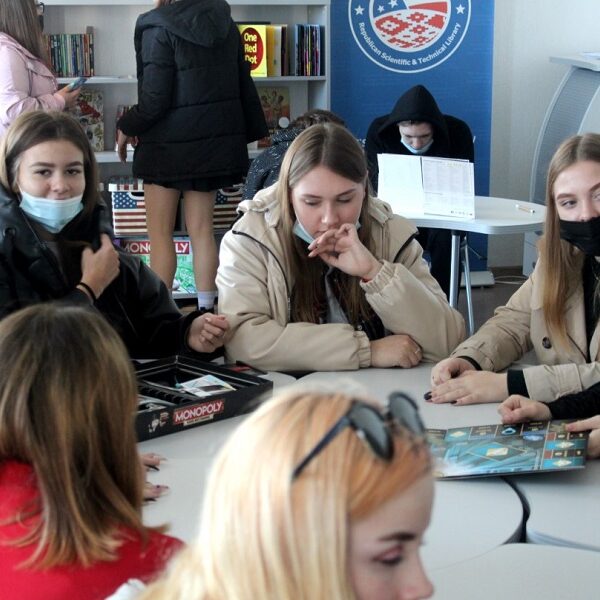 ученики в библиотеке