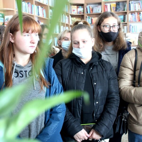 студенты в масках