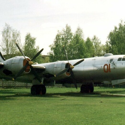 Ту-4 (изделие «Р», по кодификации НАТО: Bull – «Бык») – поршневой советский стратегический бомбардировщик, состоял на вооружении дальней авиации ВВС СССР с 1949 года до начала 1960-х годов