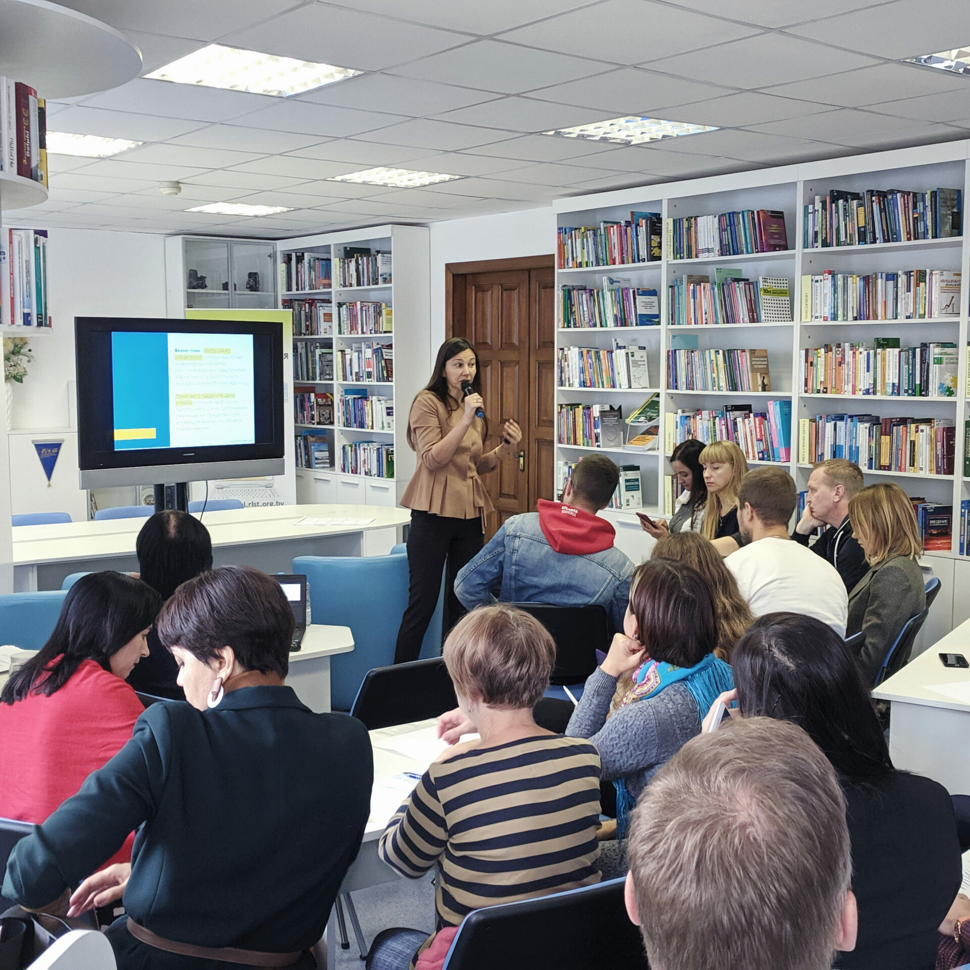 слушатели в зале