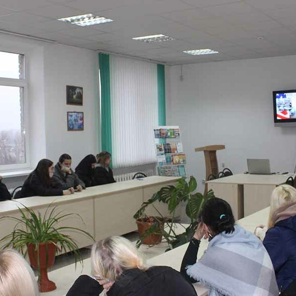 читатели в библиотеке