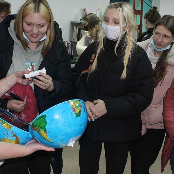 читатели пришли в библиотеку