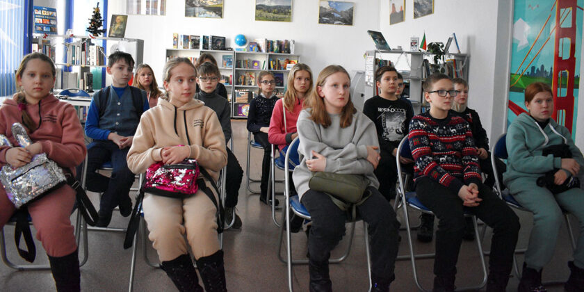 дети внимательно слушают