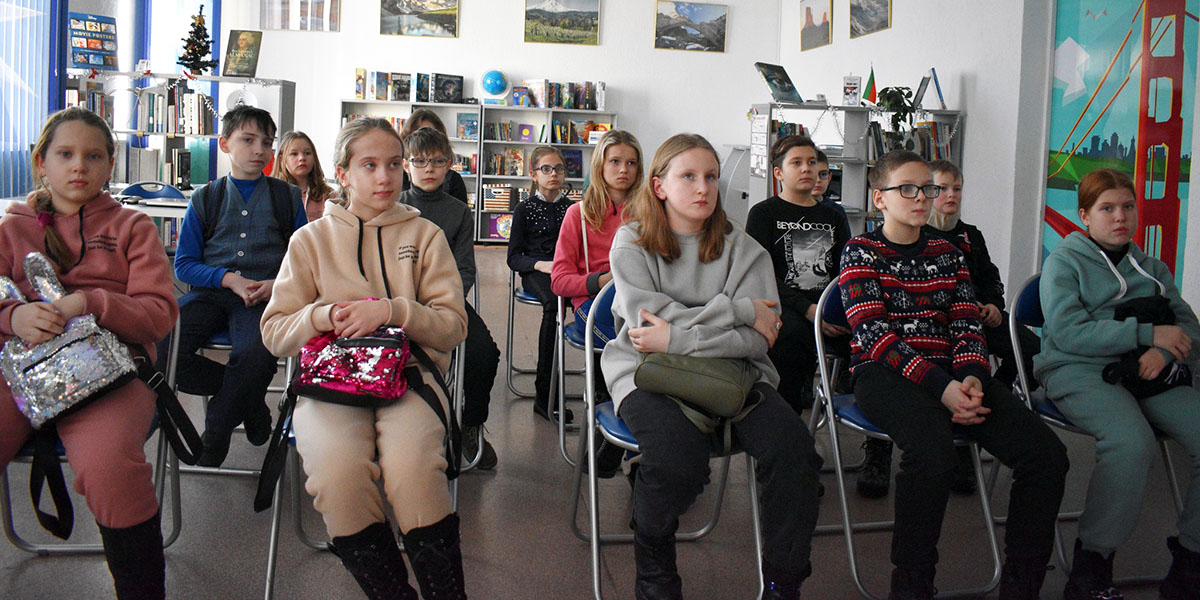 дети внимательно слушают