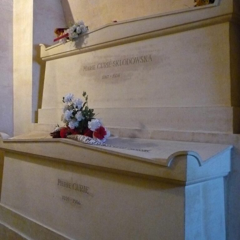 Надгробие на могиле Пьера и Марии Кюри в парижском Пантеоне