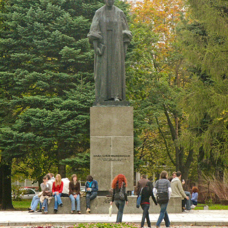 Памятник около университета Кюри в Люблине (Польша)