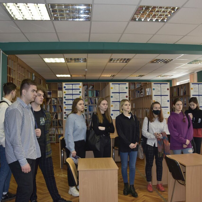 студенты в библиотеке