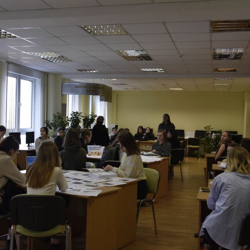 все вместе в библиотеке