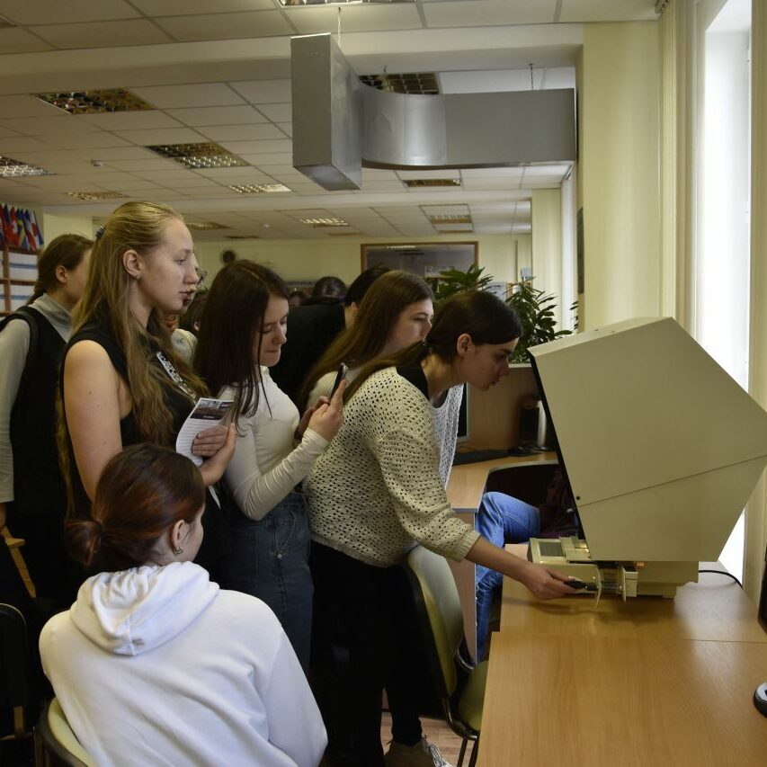 учащиеся в библиотеке