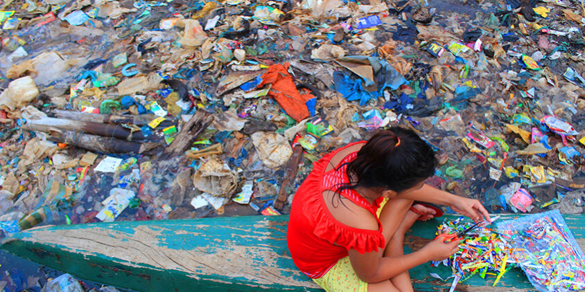 «Море мусора» (Фото: © Prince Loyd Besorio) – лауреат фотопремии ВОИС для молодежи из числа коренных народов и местных общин 2021–2022 гг. Море мусора