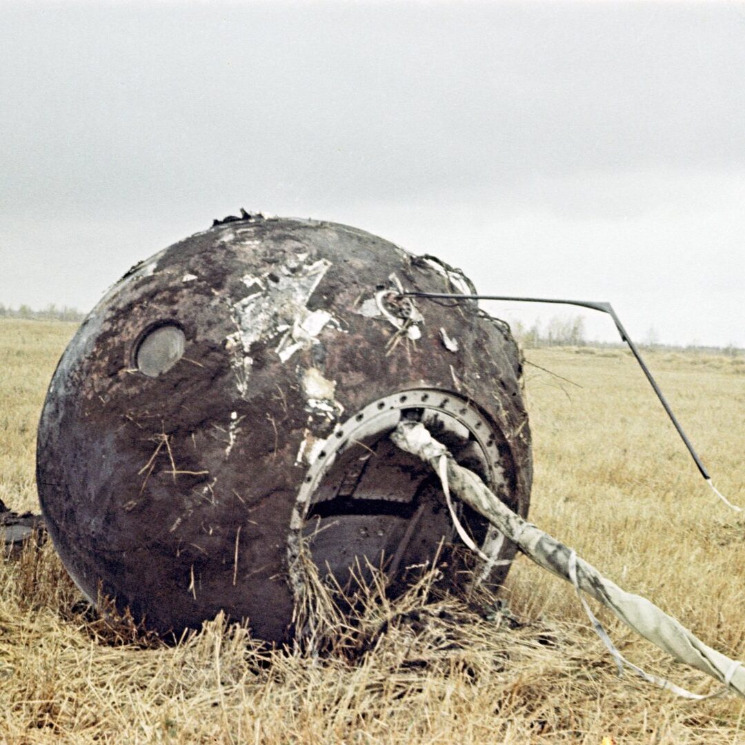 Спускаемый модуль «Востока» после приземления