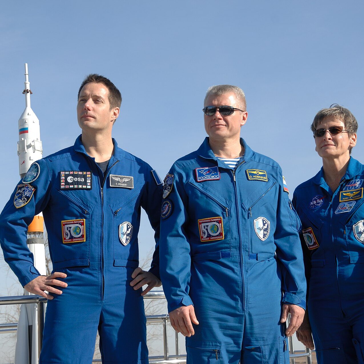 Экипаж «Союза МС-03»: командир О. Новицкий (в центре), бортинженеры Т. Песке (слева), П. Уитсон.