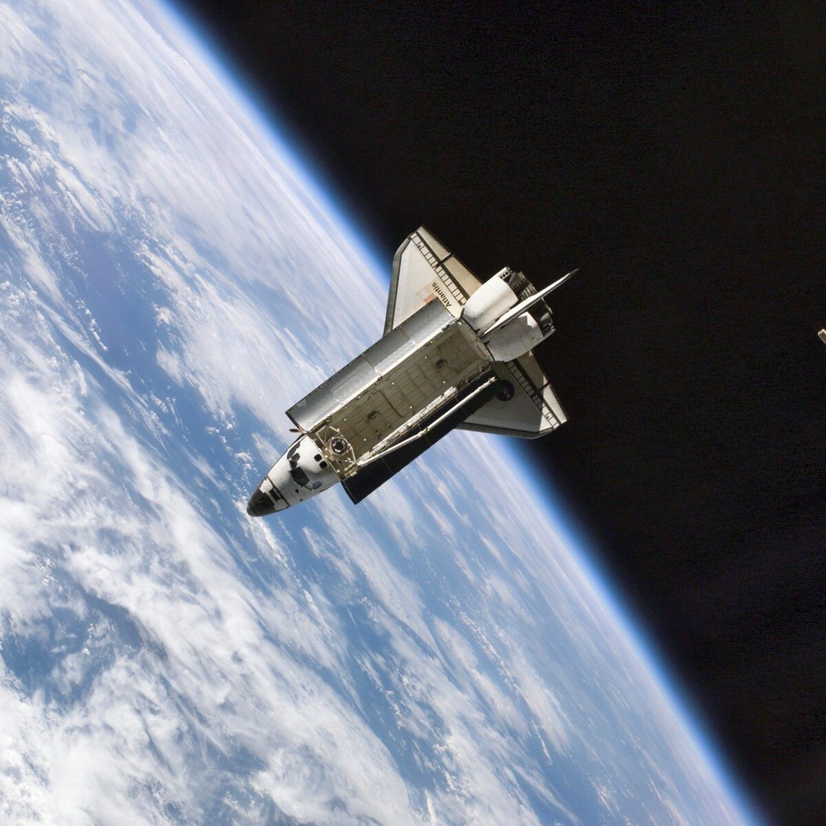 космический корабль в открытом космосе