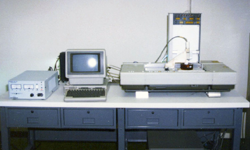 коммерческий 3D-принтер, названный Stereolithography Apparatus (SLT)