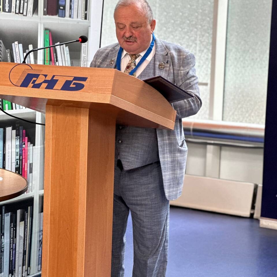 Президент НАББ, научный руководитель ГПНТБ России, президент Ассоциации ЭБНИТ, доктор технических наук, профессор, член-корреспондент Российской академии образования Шрайберг Яков Леонидович