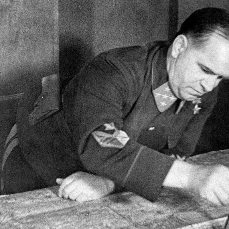 Генерал армии Георгий Жуков в штабе Западного фронта. 1941 год.