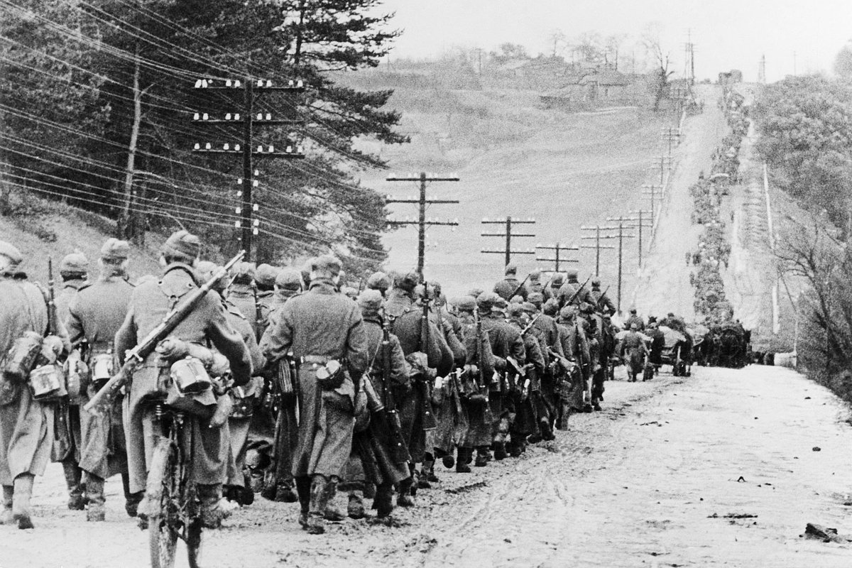 Колонна немецких войск на марше во время битвы за Москву. Октябрь 1941 года.