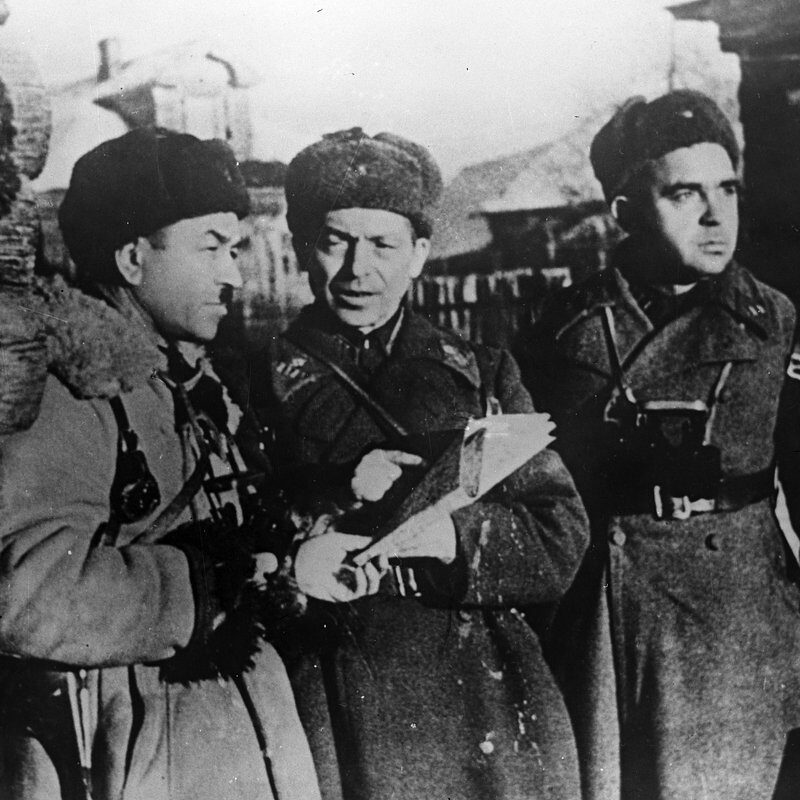 Командир 8-й гвардейской стрелковой дивизии генерал-майор Иван Панфилов (слева), начальник штаба дивизии полковник Иван Серебряков и военком дивизии старший батальонный комиссар Сергей Егоров, деревня Гусенево, 18 ноября 1941 года. Снимок сделан в день гибели Панфилова