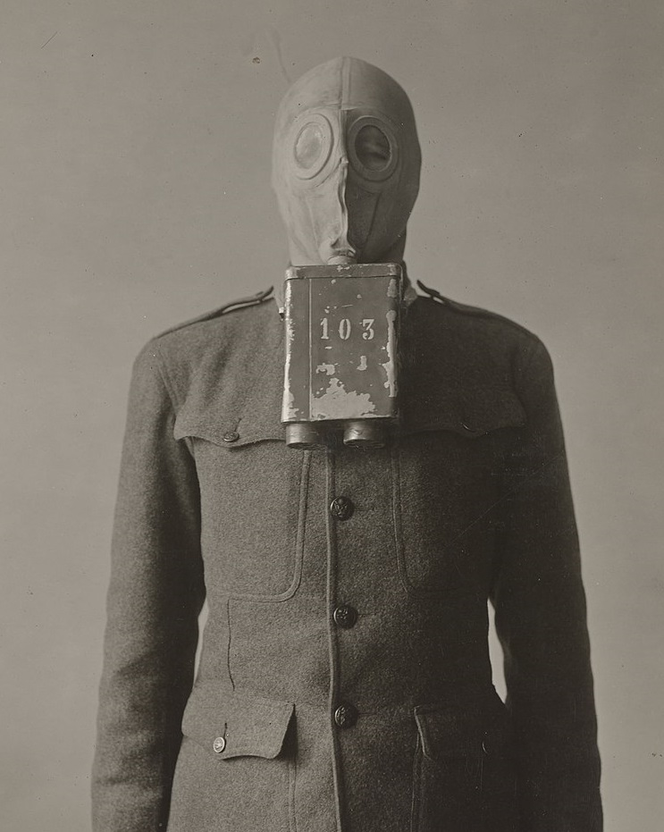 угольный противогаз химика Николая Зелинского и инженера Эмонда Кумманта.