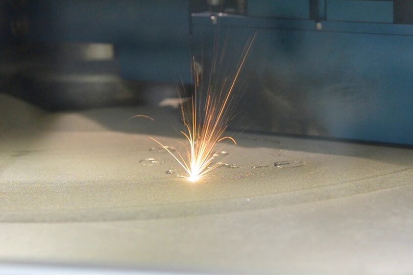 Лазерное растрескивание хрупких неметаллических материалов