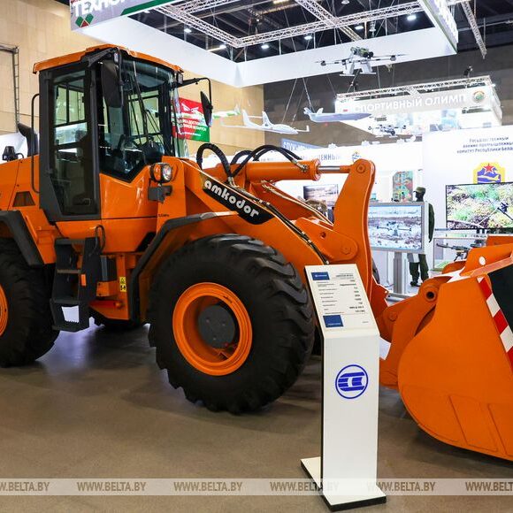 Универсальный погрузчик AMKODOR W500C холдинга "АМКОДОР"