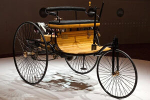 первый трехколесный автомобиль с бензиновым двигателем Карла Бенца