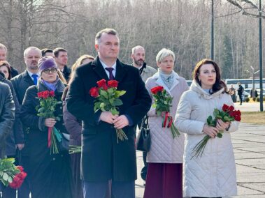 делегация ГКНТ и РНТБ в Хатыни