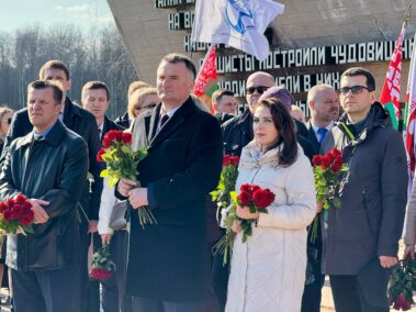 делегация ГКНТ и РНТБ в Хатыни