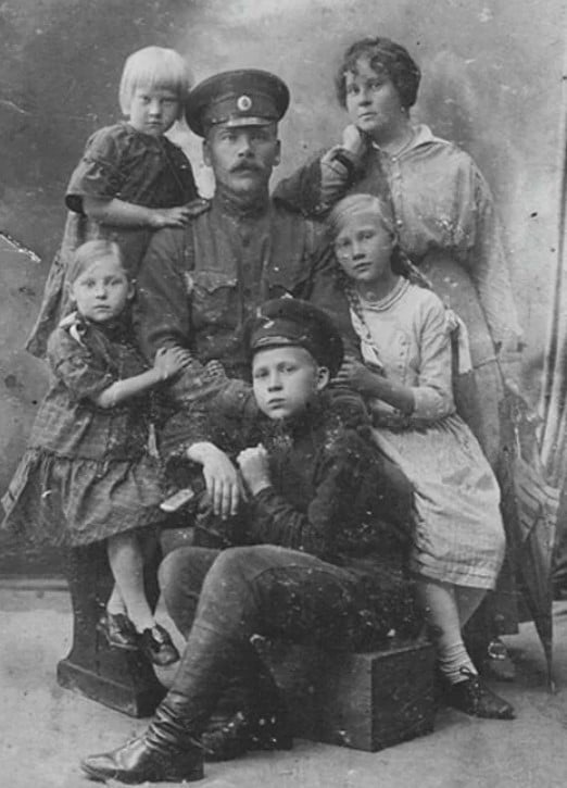 Дмитрий Михайлович Карбышев с семьей